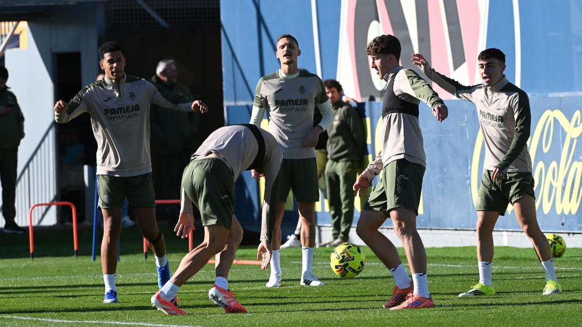 Mouriño (i), Rafa Marín, Pau Navarro (c) y Alberto Moleiro (d), durante el entrenamiento de este viernes en la Ciudad Deportiva del Villarreal CF.