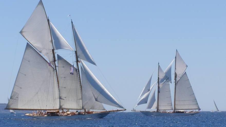 Varios de los veleros durante la regata de ayer.