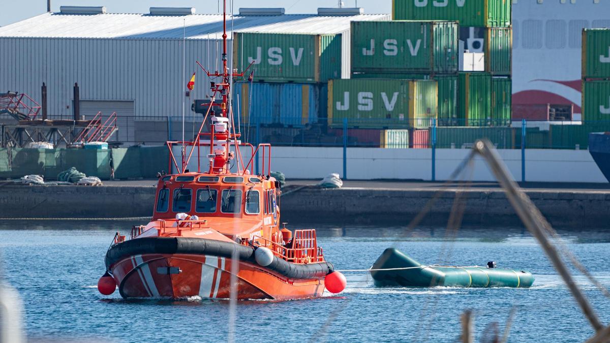 Salvamento traslada una neumática a la costa.
