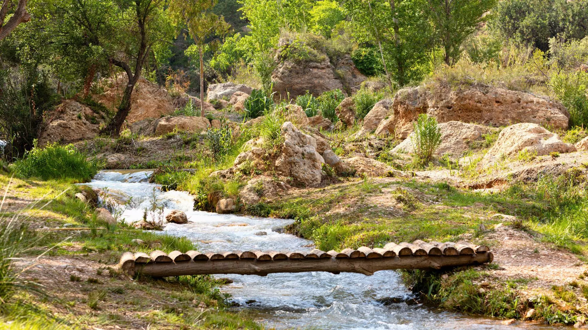 Casi nadie la conoce, pero este paseo senderista se llama "la ruta del agua": acueductos, fuentes y pozas turquesas en el interior de Valencia