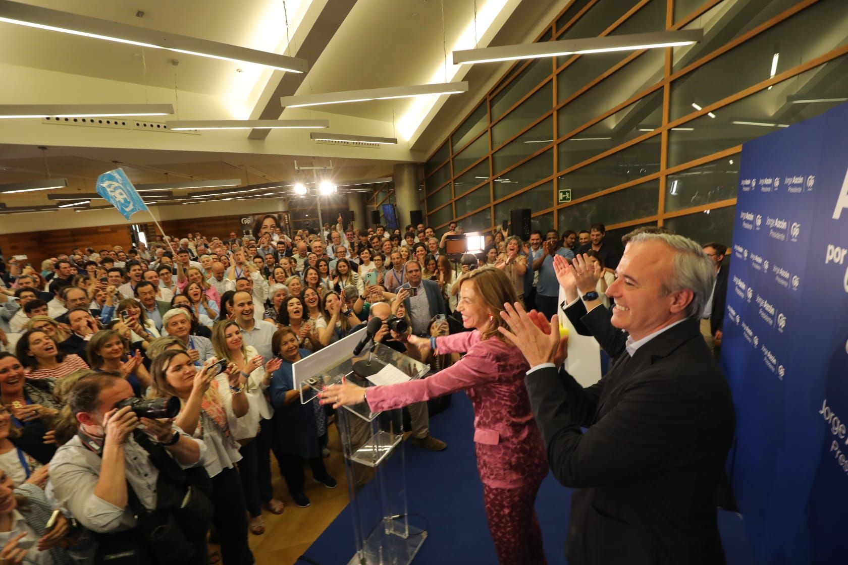 En imágenes | Así ha celebrado el PP su victoria en las elecciones municipales y autonómicas