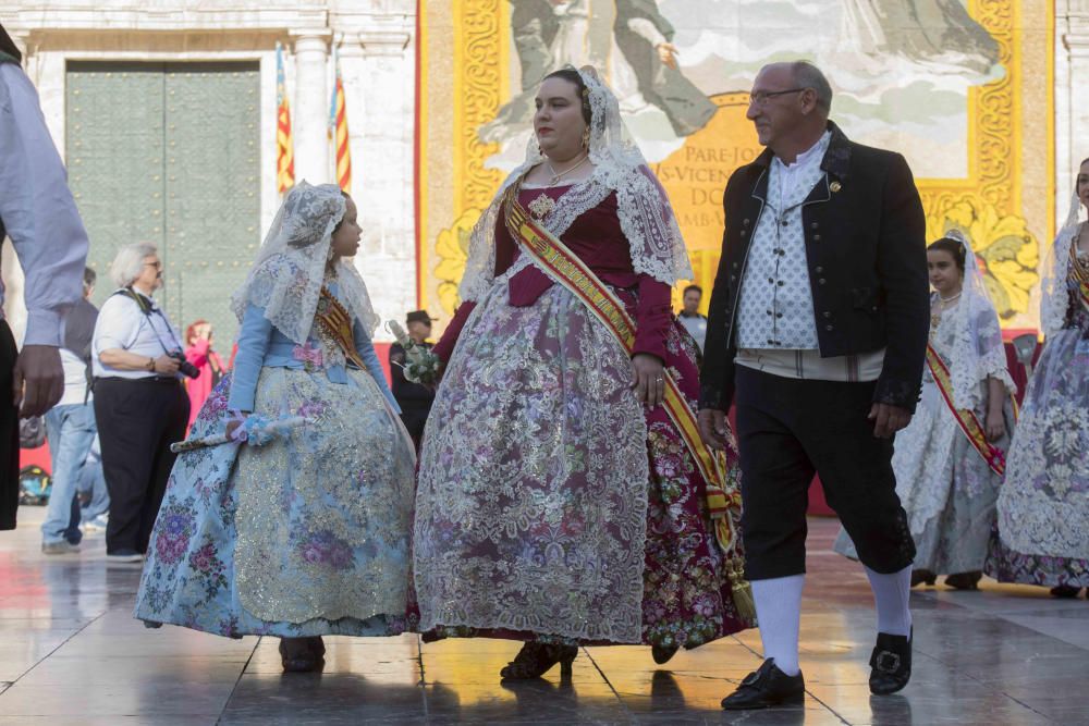 Desfile de las falleras mayores de las diferentes comisiones durante la procesión general de la Mare de Déu dels Desemparats.