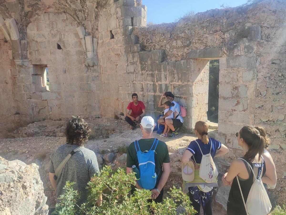 Visitantes escuchan al guía en el castillo de Marinyén de Benifairó