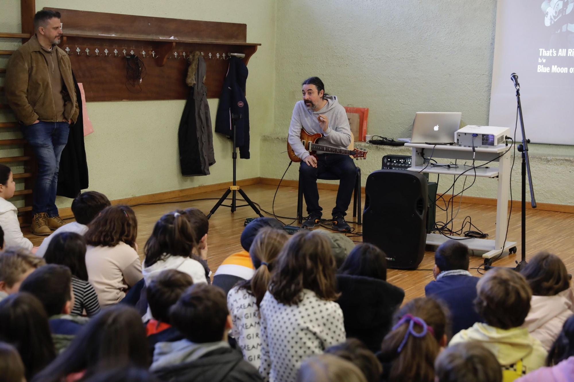 En imágenes: Encuentro de Pablo García, guitarrista de Warcry, con alumnos del colegio de La Gesta