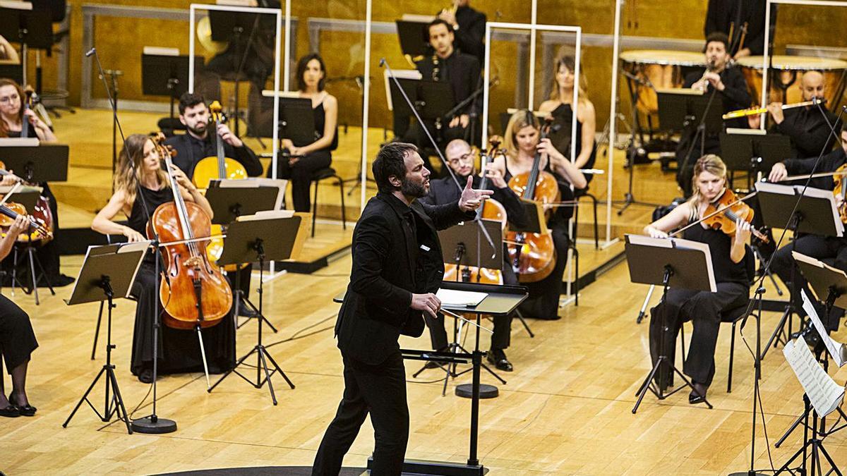 Josep Vicent con la orquesta ADDA Simfònica en el primer concierto de vuelta en junio.