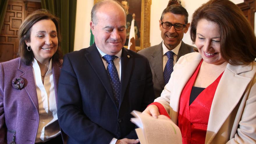 La consejera de Agricultura, Ganadería, Pesca y Desarrollo Sostenible de la Junta, Carmen Crespo, en el Ayuntamiento antequerano, junto al alcalde Manuel Barón.