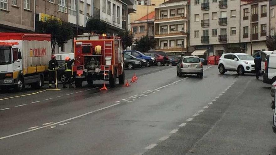 Miembros del GES Lalín tras finalizar el trabajo en la rúa Arenal. // M.L.