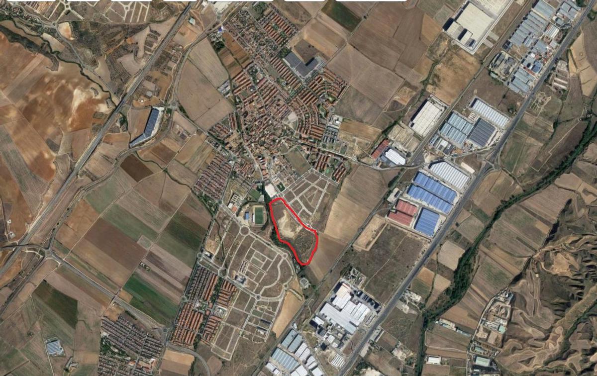 En rojo, el terreno sobre el que pretenden construir la futura 'playa' de Alovera