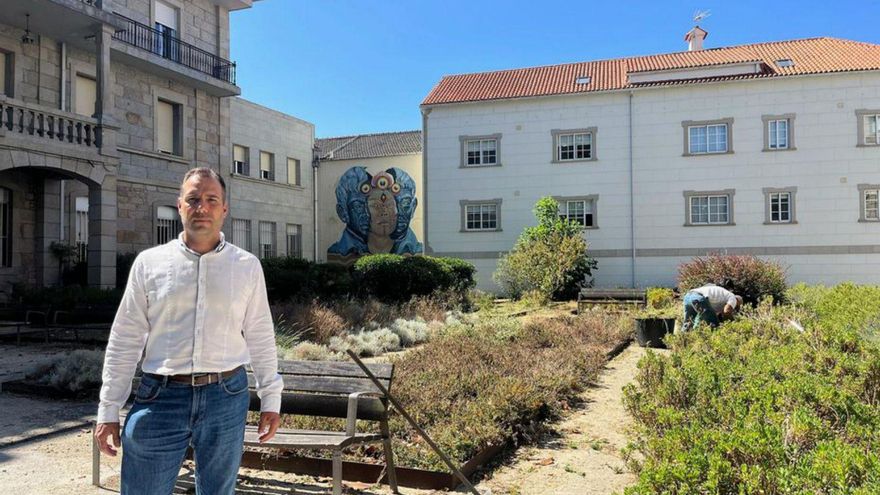 El alcalde visitó ayer los primeros trabajos en jardines. |  FdV