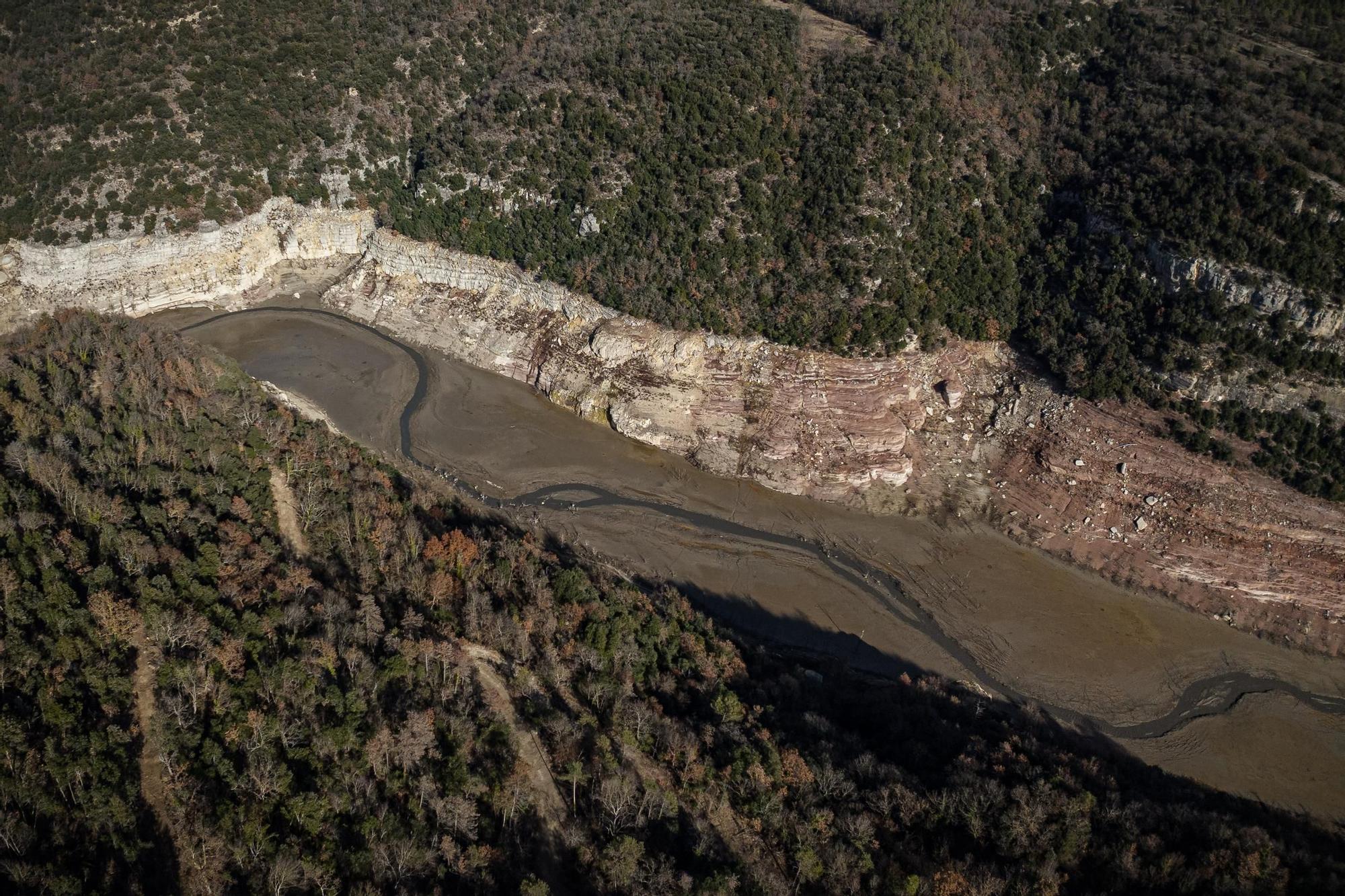 El pantà de Sau, a vista de dron, testimoni dels estralls de la sequera