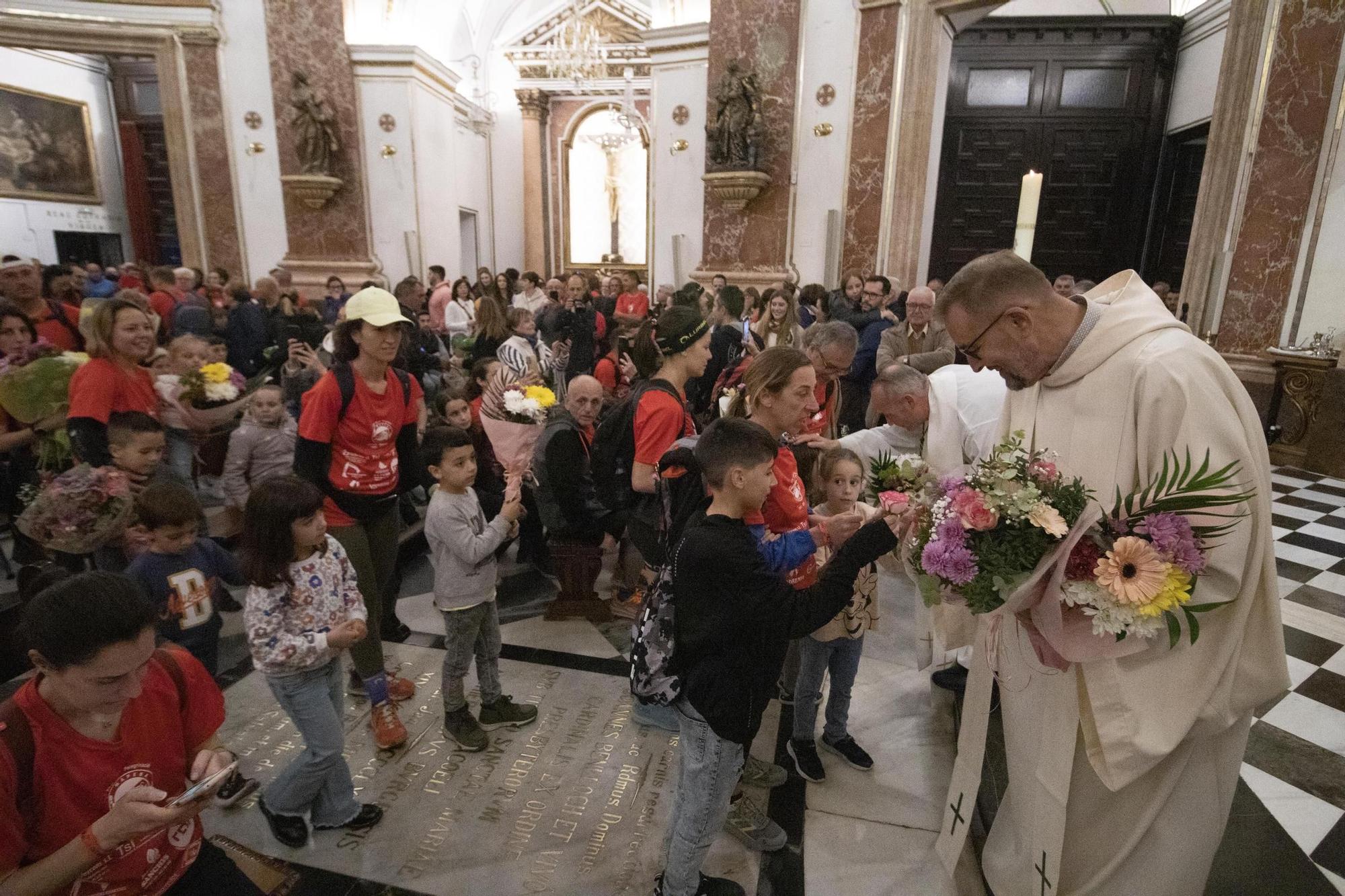 Más de 140 personas peregrinan de Canals a València