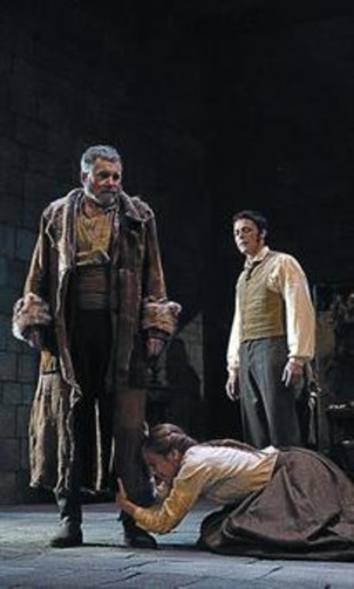 El patriarca (Lluís Soler), la filla (Sara Espígul) i el nòvio (Carles Romero). El patriarca (Lluís Soler), la filla (Sara Espígul) i el nòvio (Carles Romero).