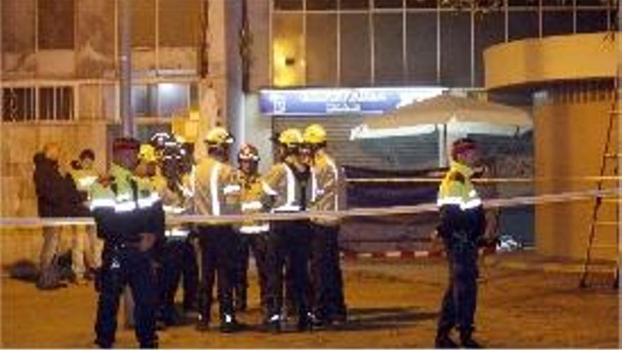 Els bombers i els Mossos d&#039;Esquadra a l&#039;escenari de la tragèdia.