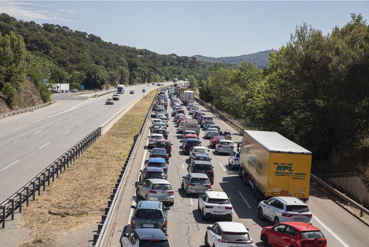 L'AP-7 acumula fins a 14 quilòmetres a Maçanet per un accident