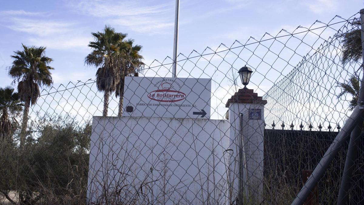 Cartel que indica la entrada principal de la "Botifarrera" de Ontinyent, hoy en día una fábrica abandonada.