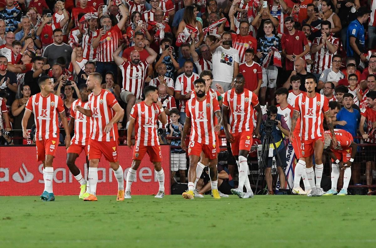 ALMERÍA, 14/08/2022.- Los jugadores de la UD Almería celebran el primer gol del equipo andaluz ante el Real Madrid durante el partido de la primera jornada de LaLiga que UD Almería y Real Madrid disputan hoy domingo en el Power Horse Stadium de Almería. EFE/Carlos Barba