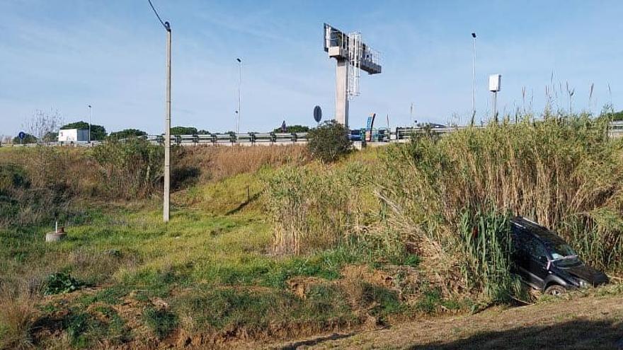 Un tot terreny pateix una sortida de via i cau daltabaix del marge de la C-31 a Platja d&#039;Aro