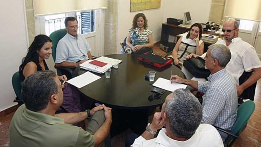 Un momento de la reunión mantenida ayer en las dependencias del PSOE en el Ayuntamiento de Alicante.