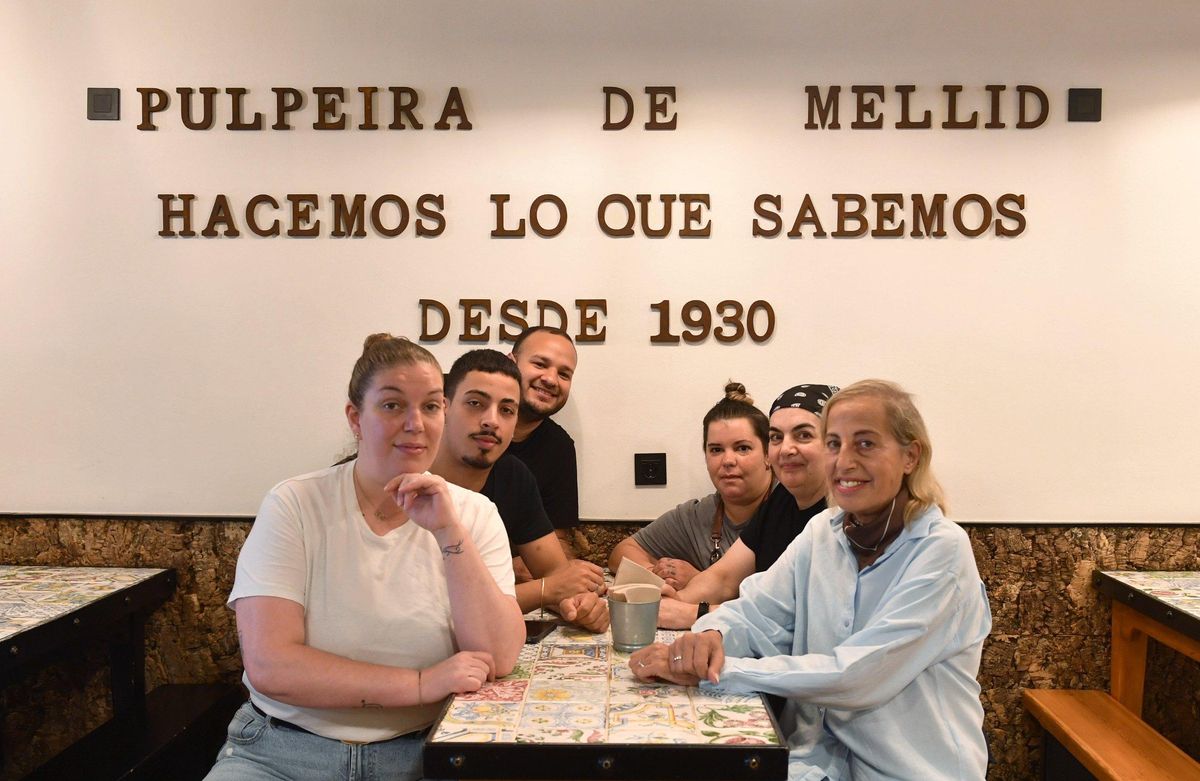 Carmen Rodríguez (delante a la derecha), dueña de la pulpería