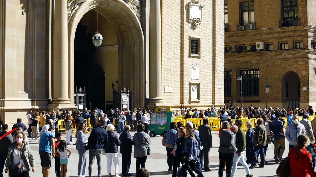 Numerosas personas en la plaza del Pilar de Zaragoza, el pasado fin de semana.