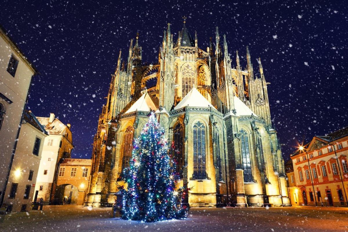 Ornamentos Checos De Cristal En El Mercado De Navidad En Praga