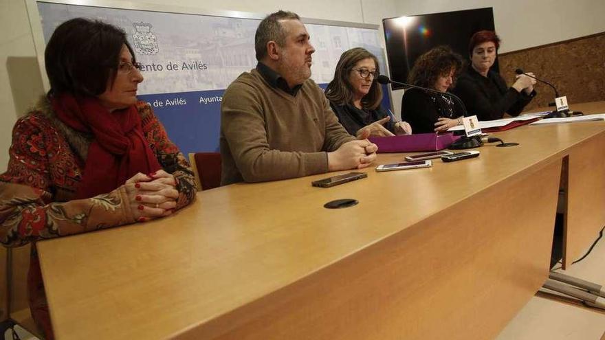 Por la izquierda, Covadonga Barroso (Ganemos), Alfonso Araujo, Carmen Conde, Yolanda Suárez y Carmen Pérez Soberón, en la presentación de su alternativa al ROM en el Ayuntamiento de Avilés.