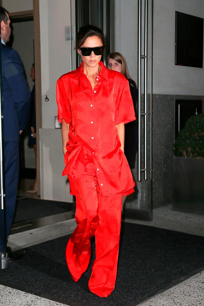 Victoria Beckham con un total look rojo oversized