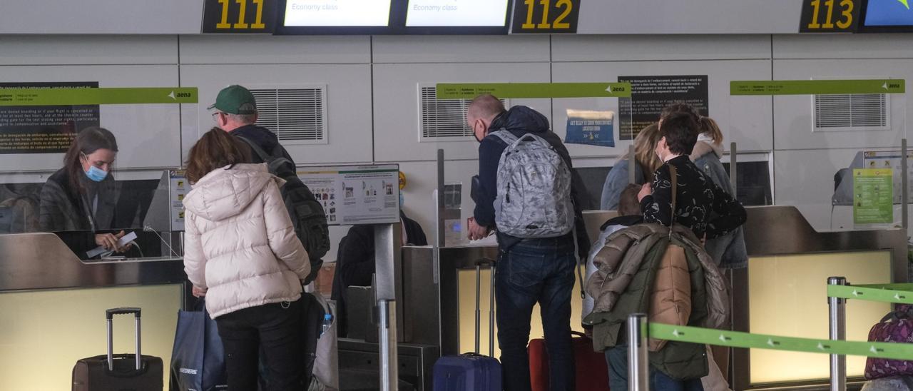 Turistas rusos facturando para coger un vuelo a Moscú la semana pasada