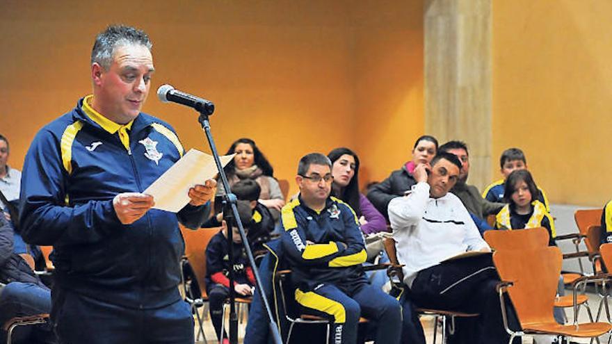 Ángel Cardalda, representante del club del campo de fútbol de Berdón, intervino en el pleno.  // Iñaki Abella