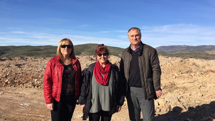 Los alcaldes de Llíria, Alcublas y Andilla visitan el vertedero sellado.