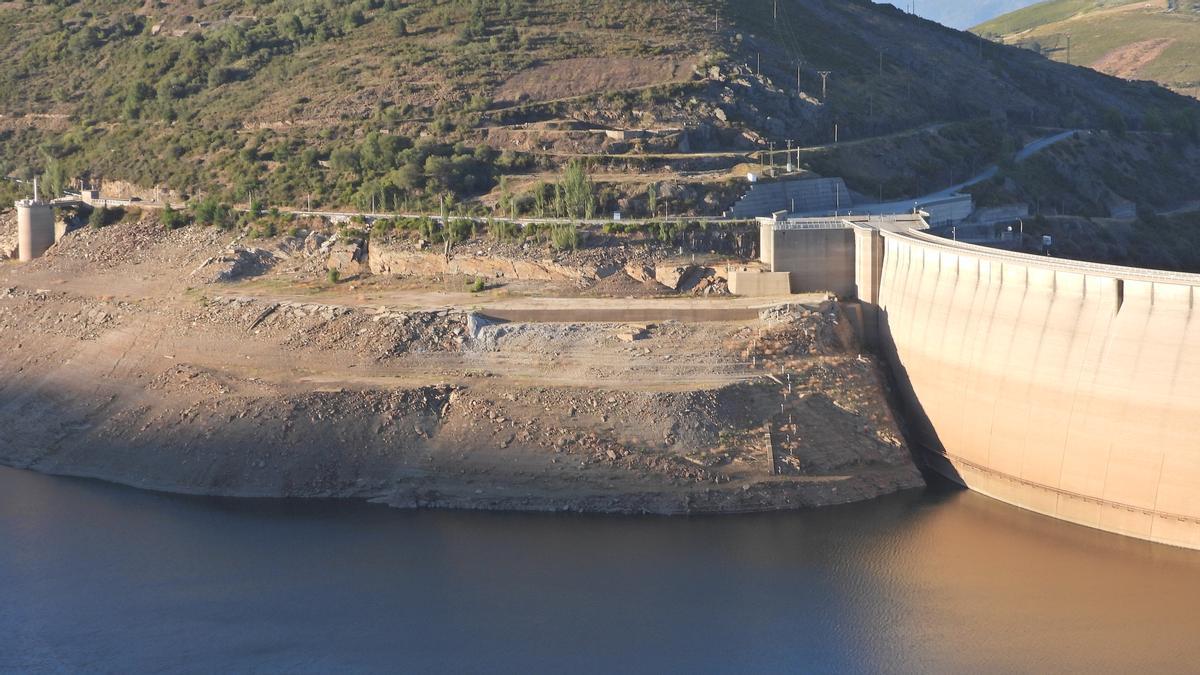 El aspecto de la presa muestra la situación actual de sequía.