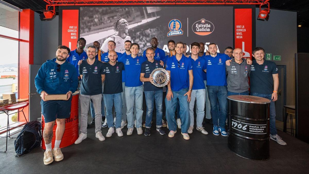 La plantilla del Leyma Coruña, en el acto oficial en el museo de Estrella Galicia