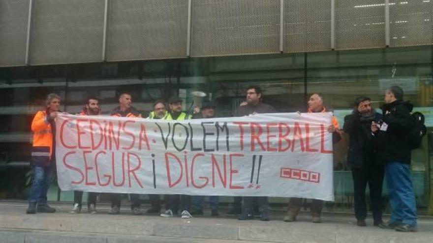 Protesta Els treballadors de Cedinsa, en vaga per un treball digne