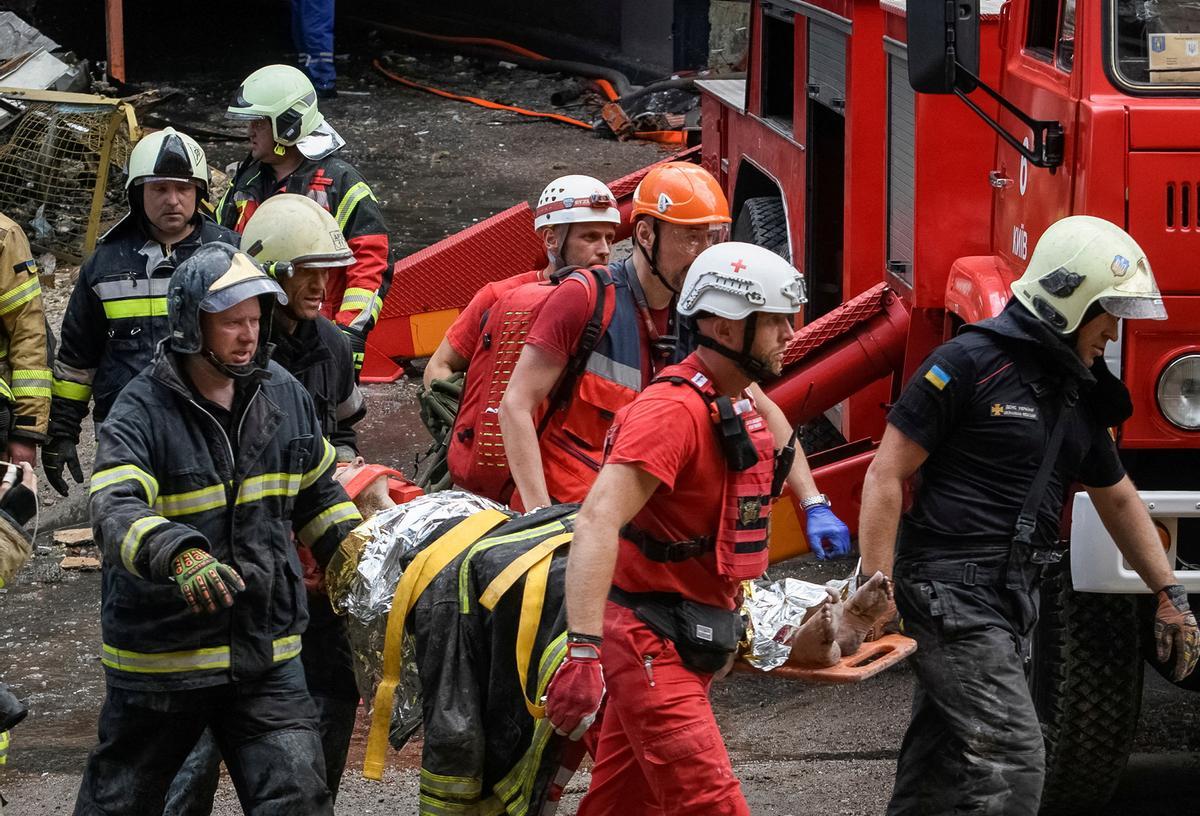 Evacuación de una persona herida tras el ataque ruso.