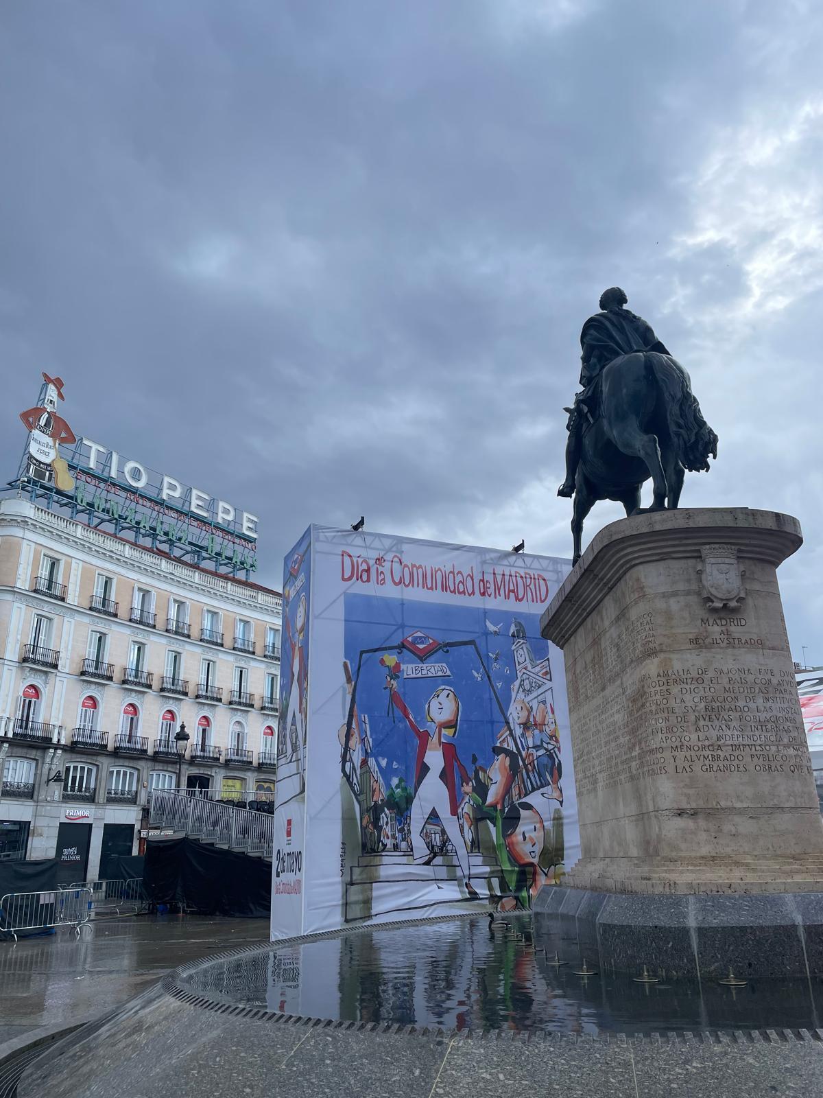 Un anuncio de la Comunidad de Madrid ante el cartel de Tío Pepe en Sol.
