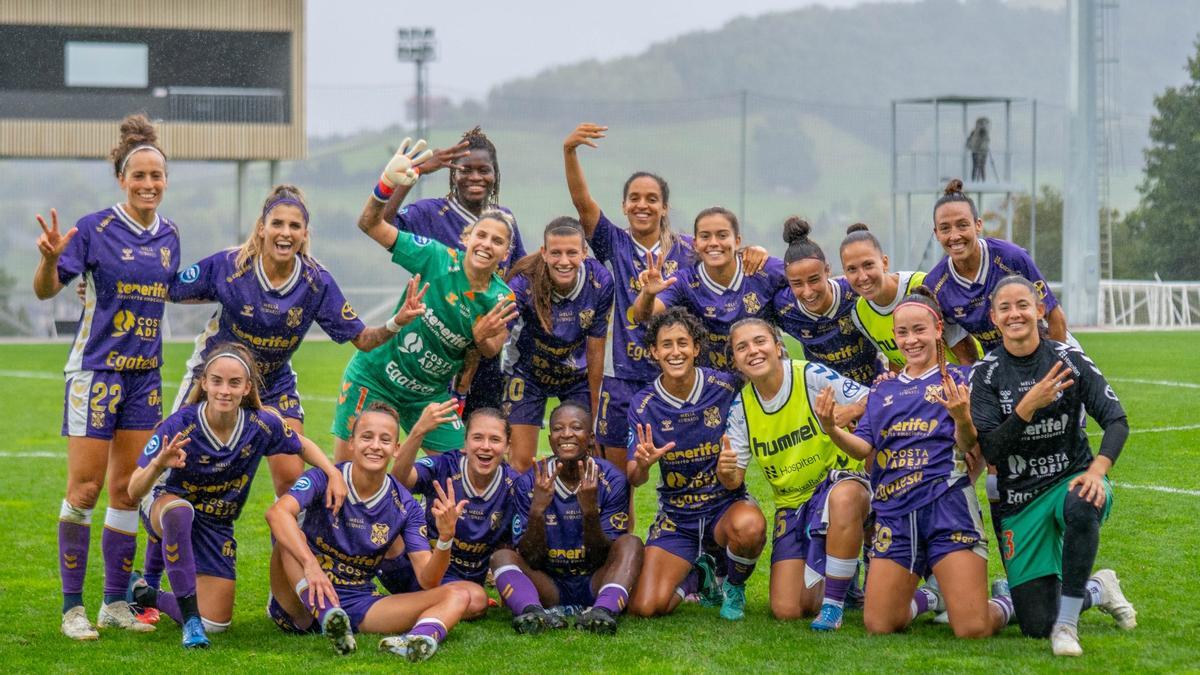 Las futbolistas del Costa Adeje Tenerife celebran su victoria en el campo de la Real Sociedad.