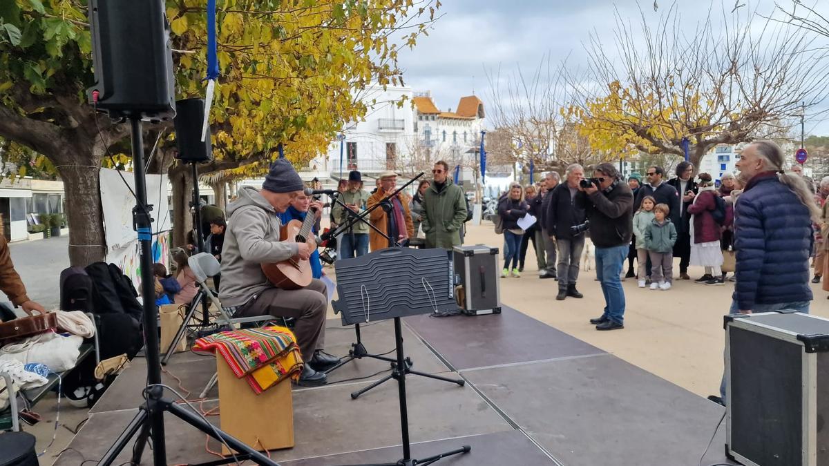 Una actuació musical, al bell mig del Passeig de Cadaqués, aquest dijous al matí.