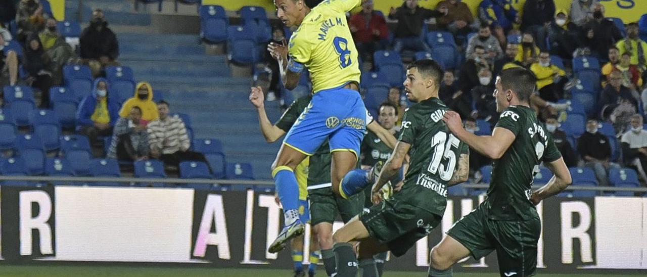 Maikel Mesa cabecea un balón centrado por Álvaro Lemos, que provocó la jugada del 4-2 de Sadiku ante el Leganés. | | J. CASTRO