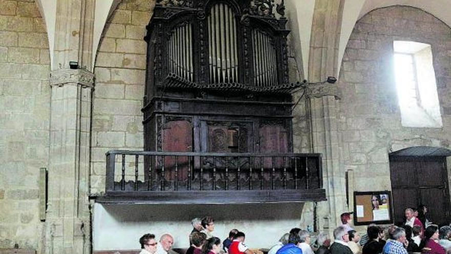 Órgano del Siglo XVIII que permanece mudo en la iglesia parroquial de Fermoselle. | José Luis Fernández