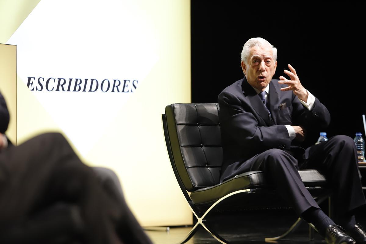 Mario Vargas Llosa y Mircea Cartarescu dialogan en el festival Escribidores