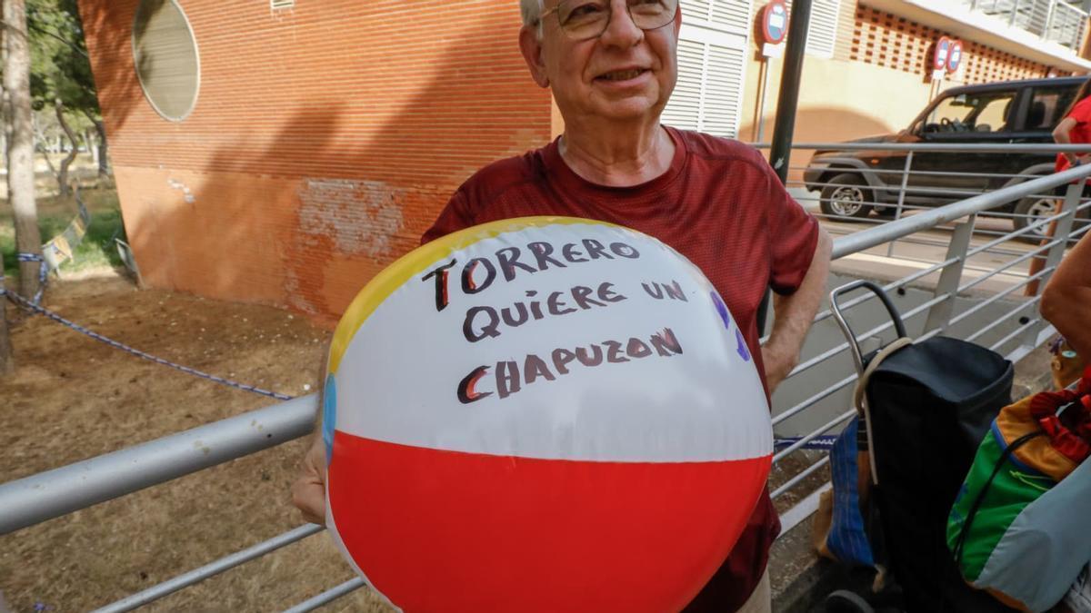 Protesta de los vecinos de Torrero por el cierre de las piscinas.