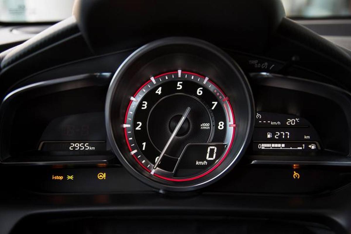 ctv-4vz-mazda2 2015 detail 13 screen