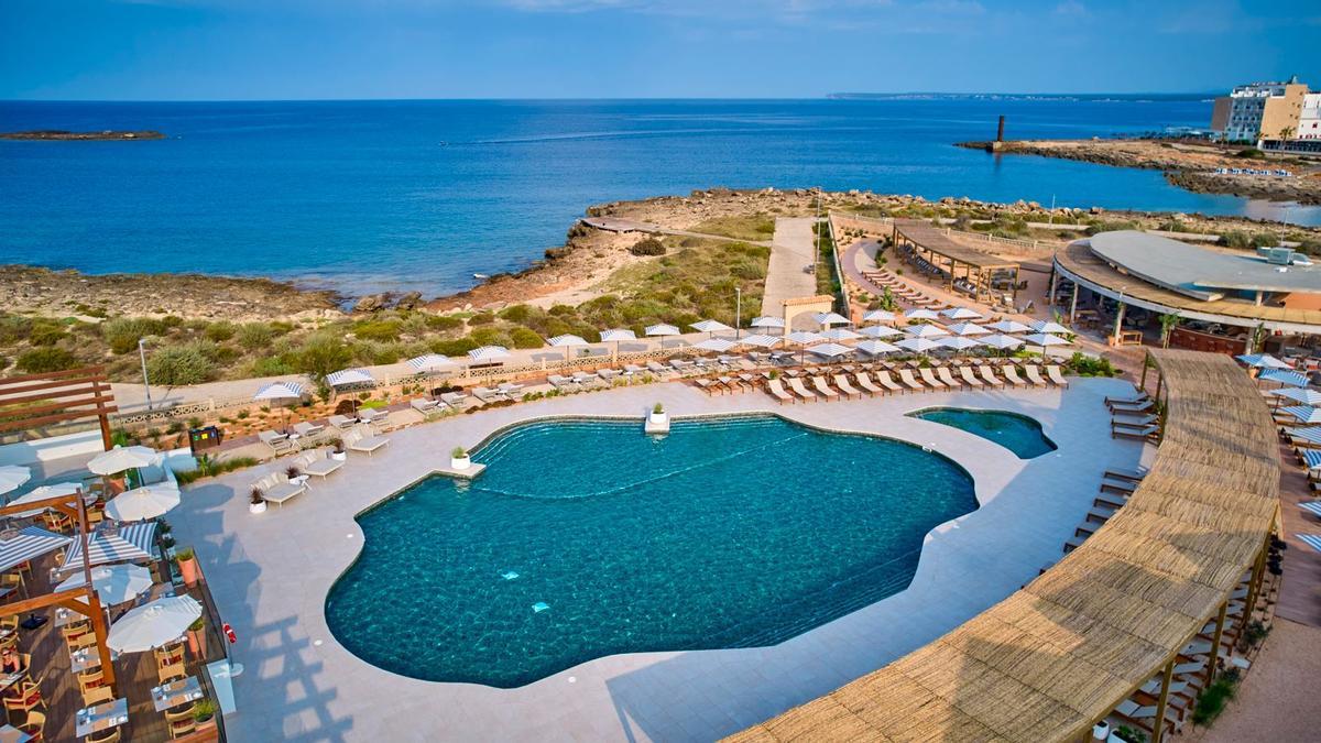 Vistas desde la piscina del Universal Grand León, hotel inaugurado tras su reforma en la Colònia de Sant Jordi.
