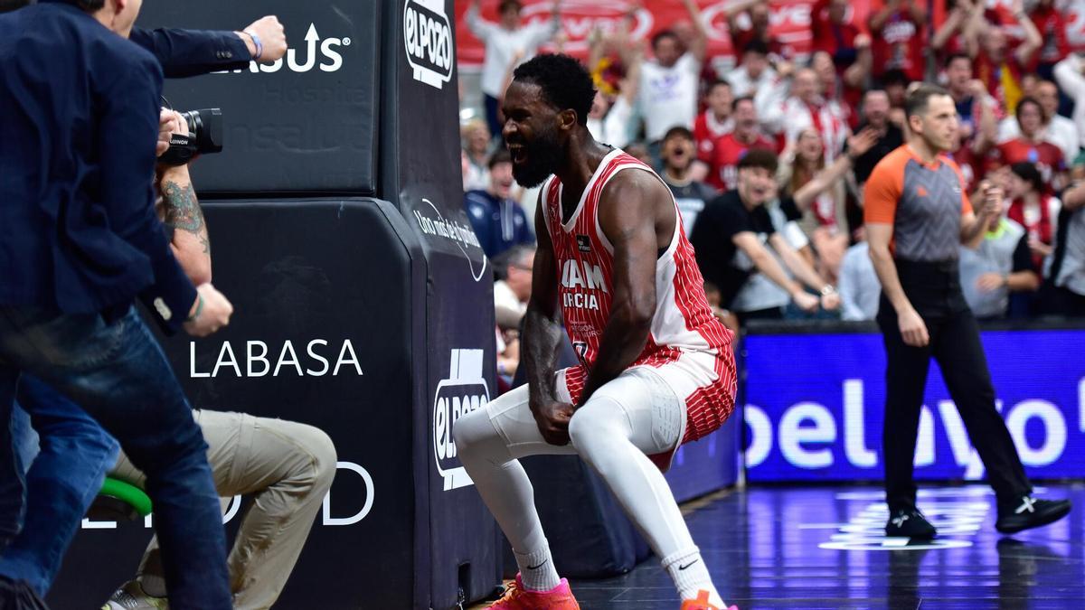 Howard Sant-Roos, del UCAM Murcia, celebrando una canasta en el Palacio esta temporada.
