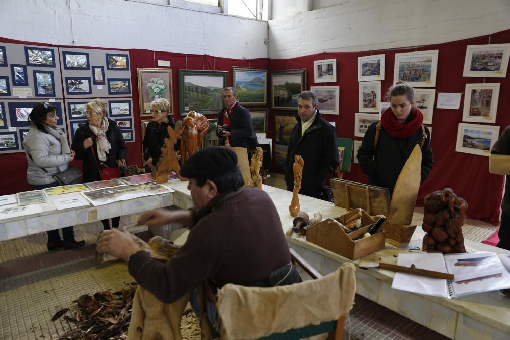 Cientos de personas se acercaron ayer al Mercado de Arte de Sabarís, en el que se vendieron más de 150 obras.