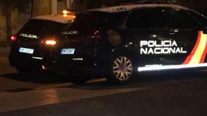 Dos coches de la Policía Nacional, durante una intervención reciente en Oviedo.