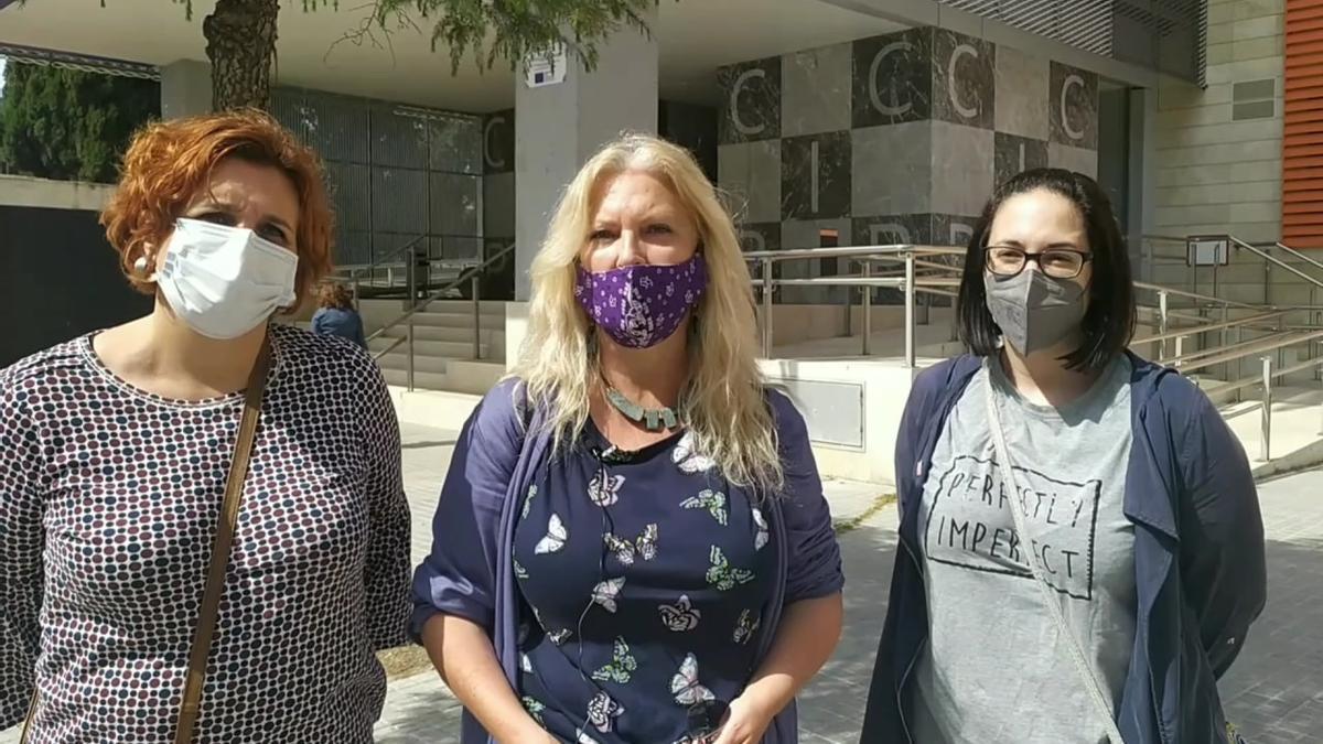 Cristina Pedrajas, en el centro, delante del edificio de la Normal de Magisterio.