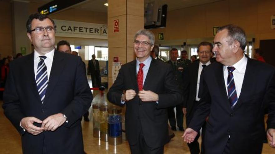 El exconsejero de Obras Públicas, José Ballesta (izq), el secretario de Estado, Isaías Táboas (c) y el delegado, durante la inauguración de la 2ª pista de San Javier, acto en el que empezó a gestarse el acuerdo.