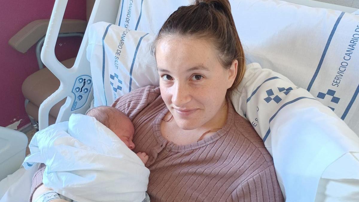 El segundo bebé nacido en Gran Canaria, con su madre