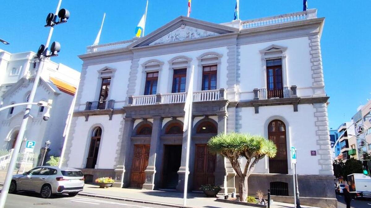 El Ayuntamiento con las banderas a media asta.